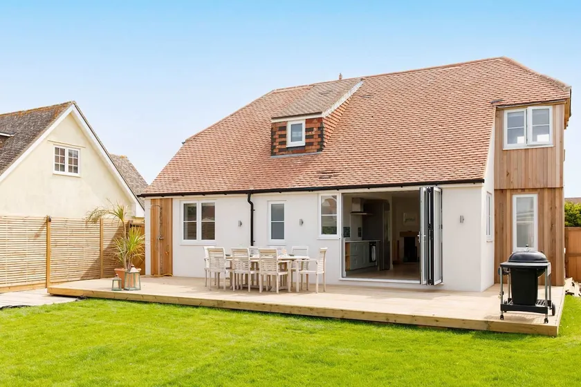 Mariners: Stylish Beachside Getaway with Sea Views - Image 1