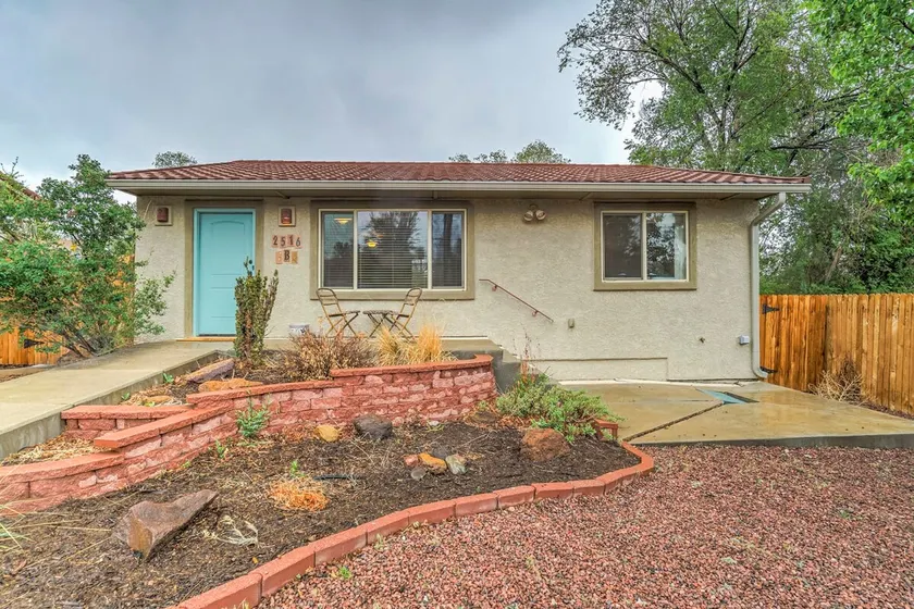 2BR Cottage with outdoor seating near Hiking & DT - Image 1