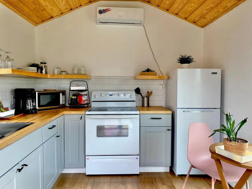 Club Casita | Full Kitchen | Near Airport - Image 1
