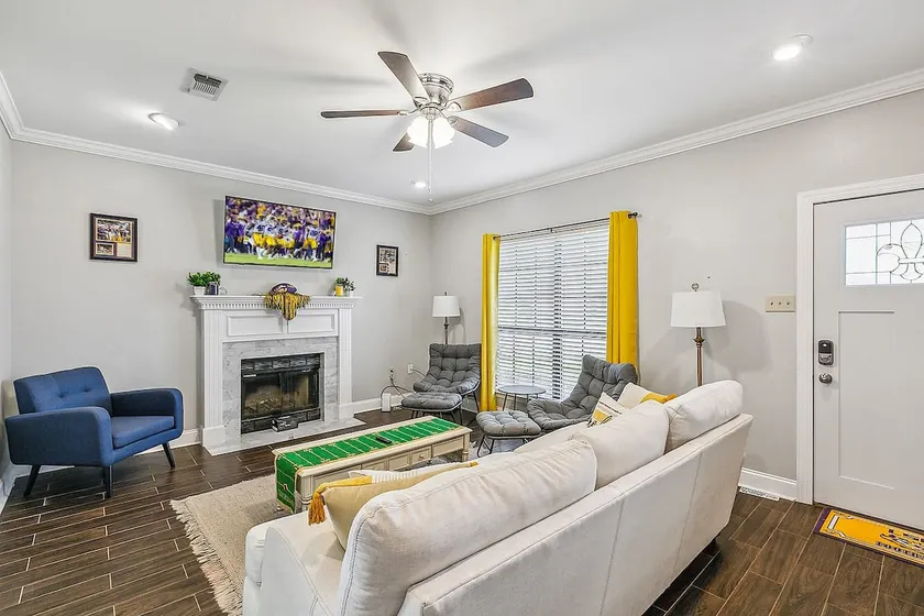 Tiger's Den l 4.5 mile to LSU l Games l Sleeps 8 - Image 1
