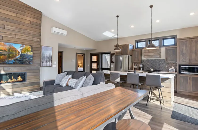 NEWLY BUILT Quarterdeck Resort 2 BedroomCabin - Image 1
