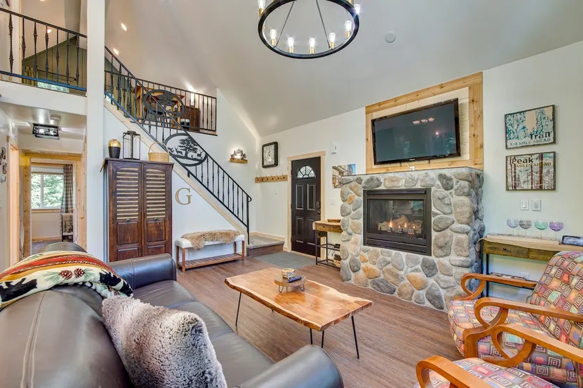 Unwind in Cle Elum: Hot Tub & Cozy Fireplace! - Image 1
