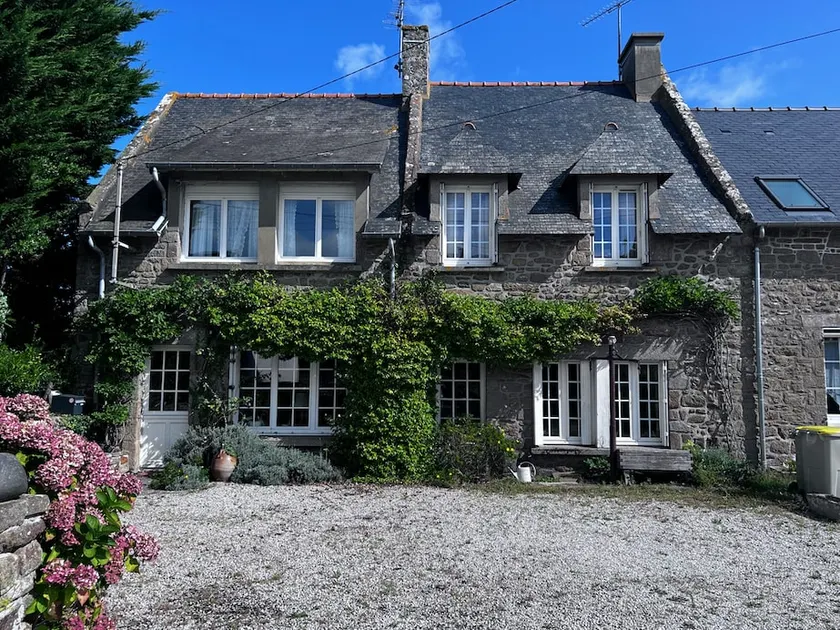 Rare pearl with garden facing the sea - Image 1