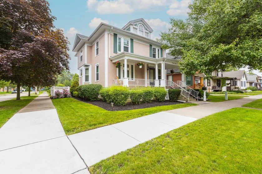 Bay Breeze Mansion | DogsOK | HotTub-open | 6 BDR+ - Image 1