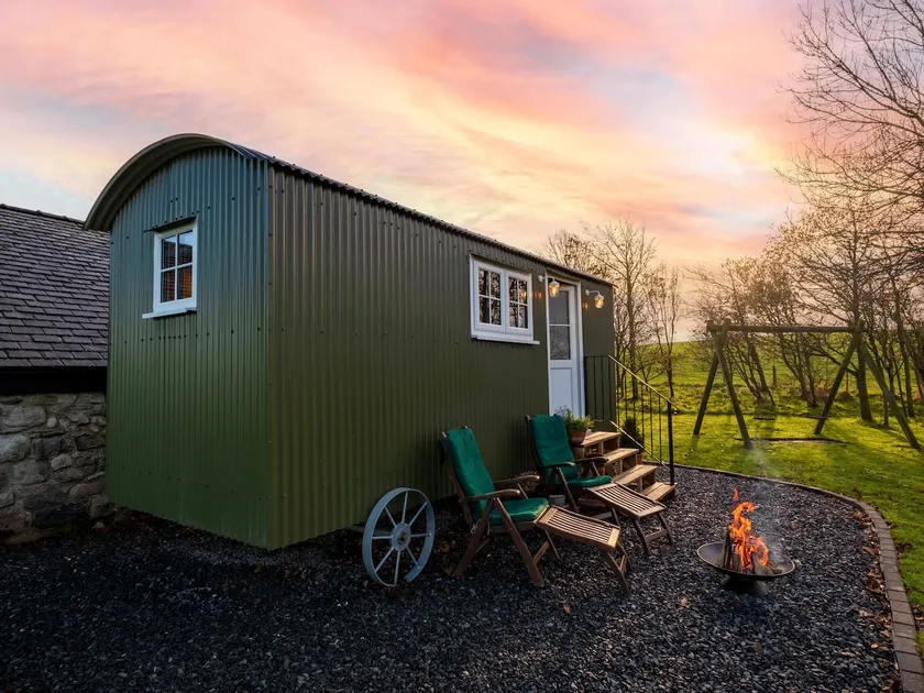 The Pleasant Hut at Mount Pleasant Farm - Image 1