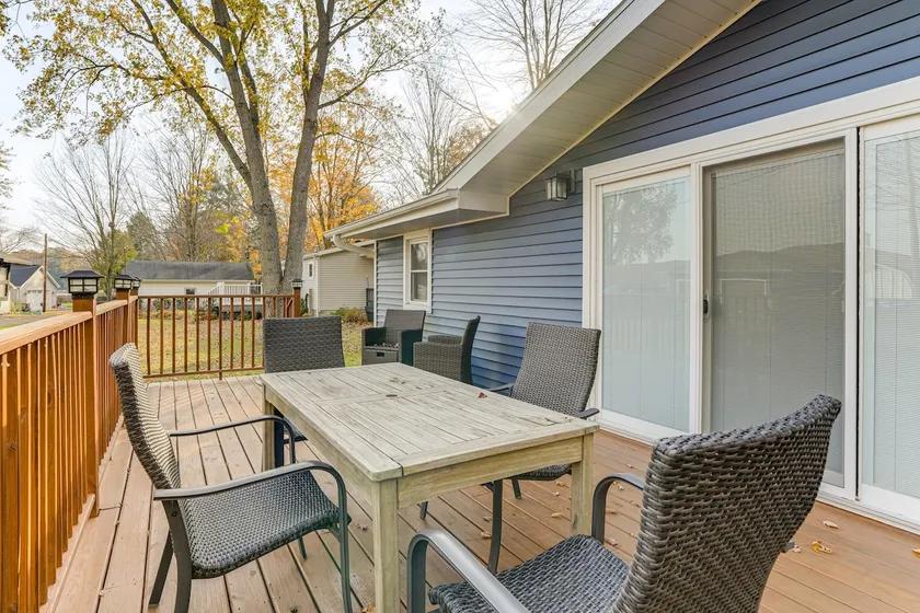 Fall Lake View: Wine & Fire Pit Near South Haven - Image 1