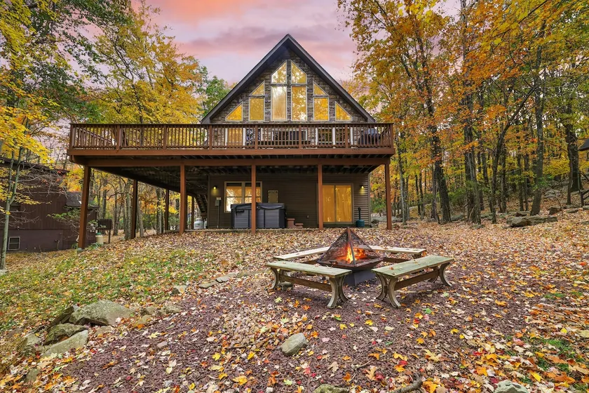 Woodland Oasis by Avantstay Hot Tub, Firepit, Walk to Lake - Image 1