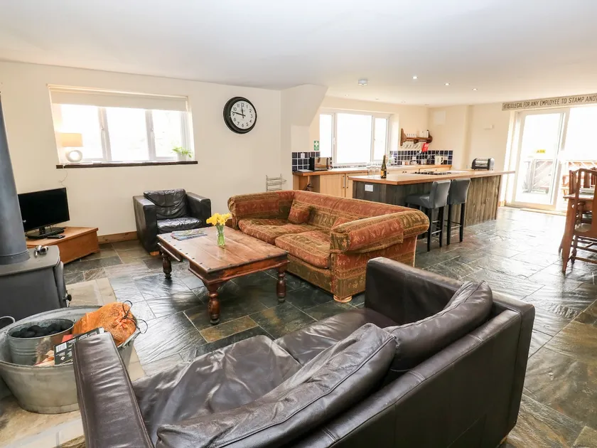 THE BIKE SHED, pet friendly, with open fire in New Mills - Image 1