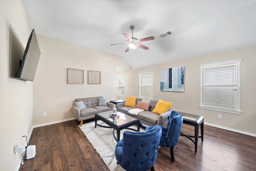 Cozy Getaway Nr Airport | WiFi | BBQ | Yard | Pet - Image 1