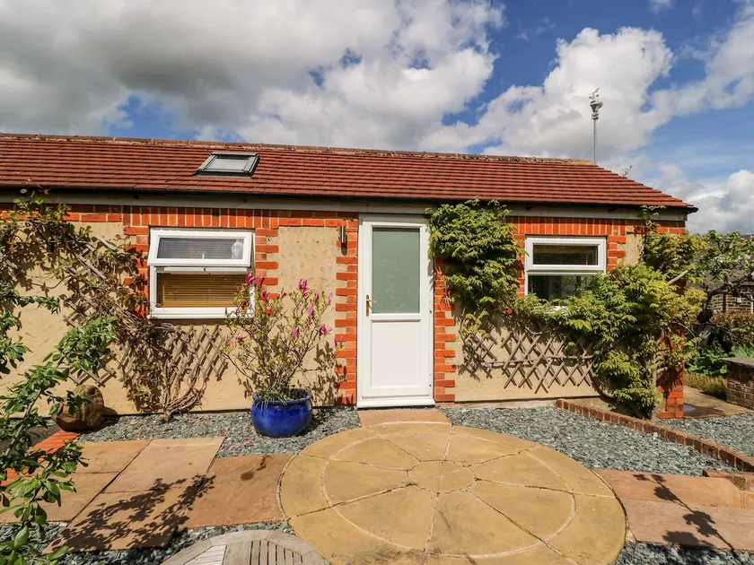 Garden Cottage - Image 1