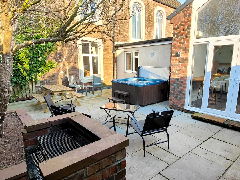 Grove House - Image 1