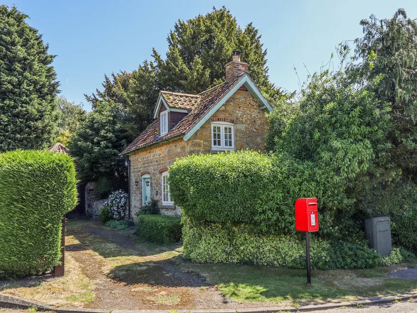 Old Blacksmiths Cottage - Image 1