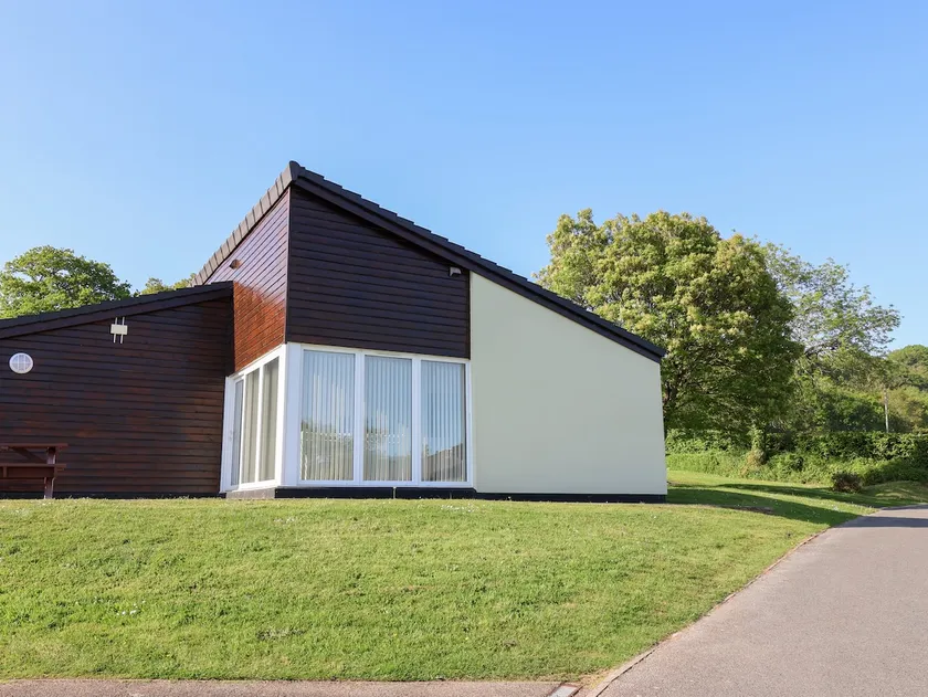 HARCOMBE HOUSE PET FRIENDLY BUNGALOW, pet friendly in Chudleigh - Image 1
