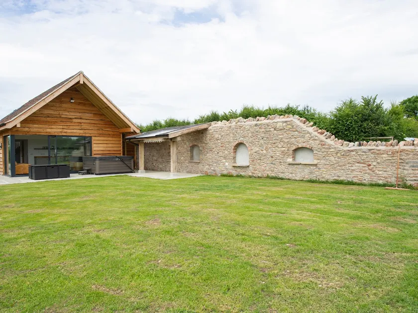 Heron Lodge Castle Farm - Image 1