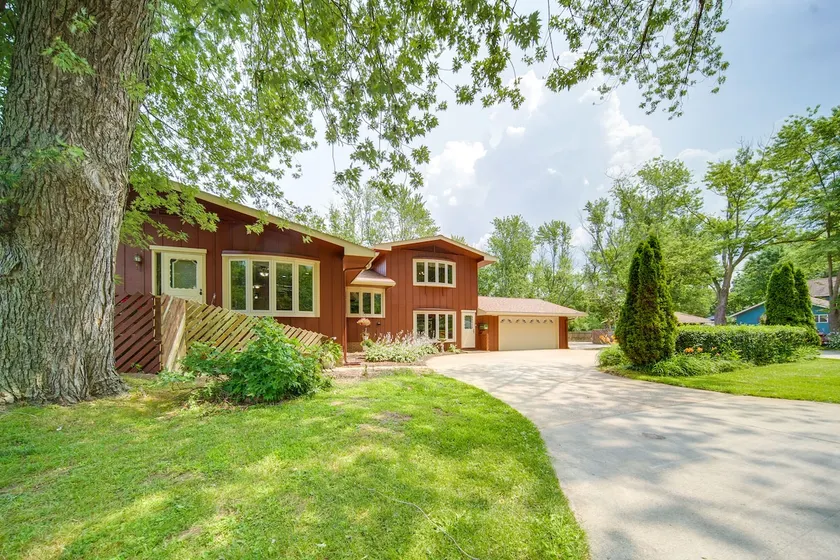 Group-Friendly Lake Erie Getaway w/ Private Yard - Image 1