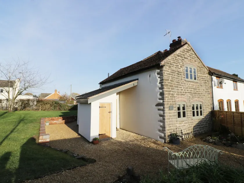 IVY COTTAGE, pet friendly, luxury holiday cottage in Malvern - Image 1