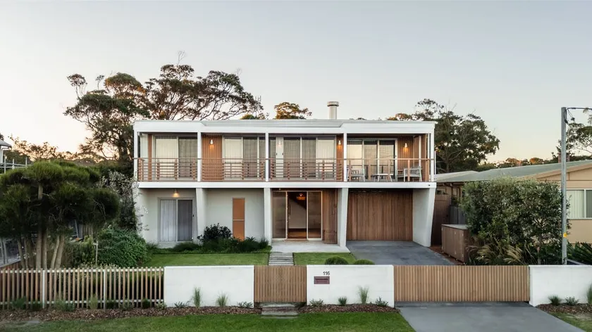 'The Dawn'- Beachside luxury 50m from beach - Image 1