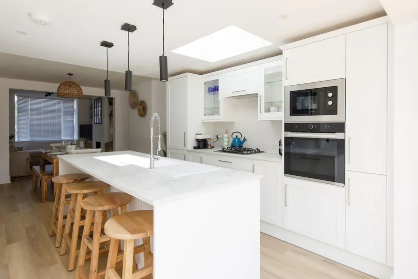 Stylish 2 Bed City Stay - Image 1