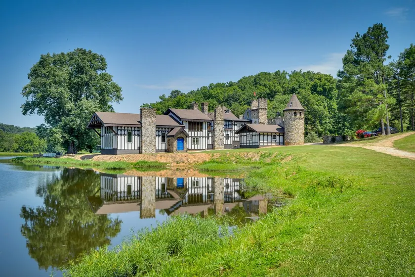 Missouri Castle w/ Private Lake, Pool & 100 Acres! - Image 1