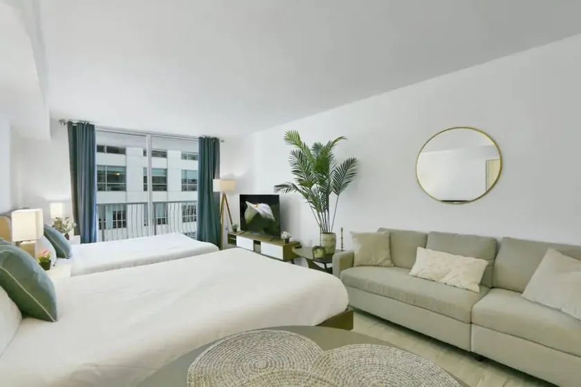 Glam Studio: Sleeps 4 x Pool x Gym x Parking - Image 1