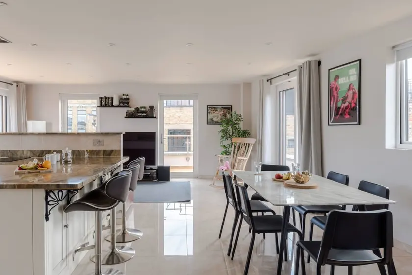 The Eyre Suite Seven - Farringdon - by Frankie - Image 1