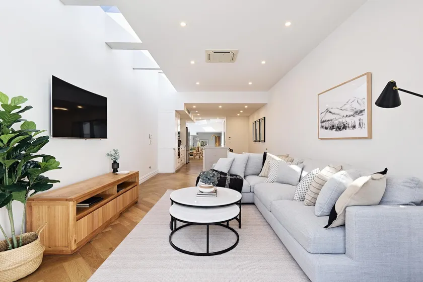 Royal Redfern Isyd - Image 1