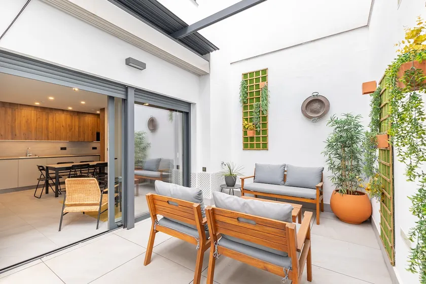 Spacious and modern apartment with a private patio - Image 1