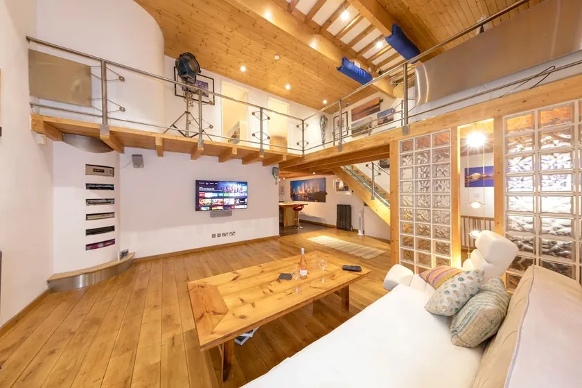 Stylist Split Level 2 Bed with Parking - Image 1