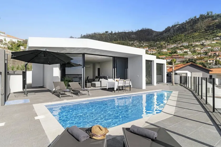 Villa Calheta Charm by Villa Plus - Image 1