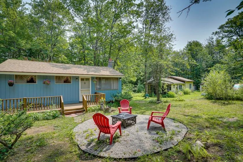 Cozy Becket Cottage Escape w/ Lake Access! - Image 1