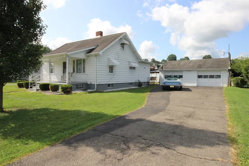 Grandma's House - Pets Welcome - Fenced Yard - Image 1