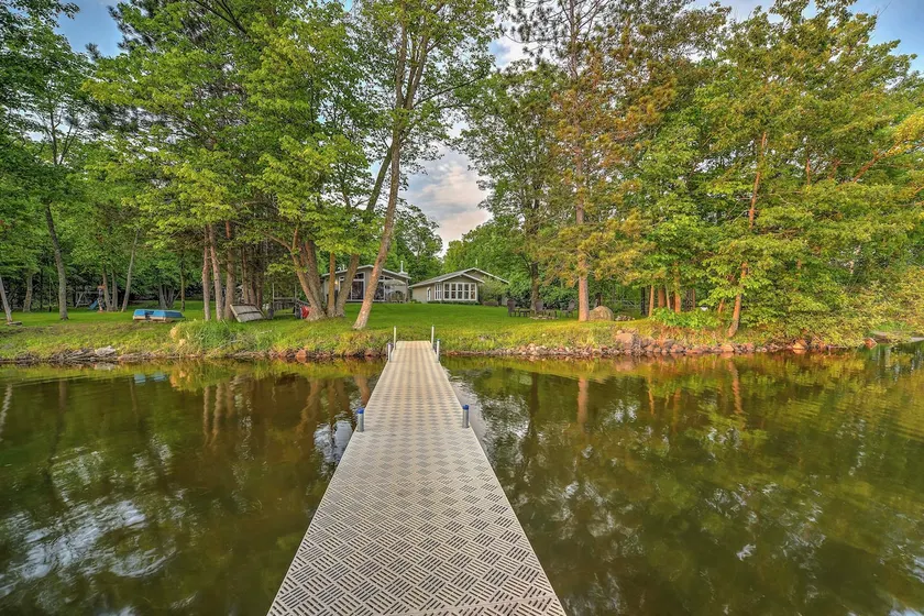 Sarona Serenity: Lakeside Retreat w Boat Dock - Image 1