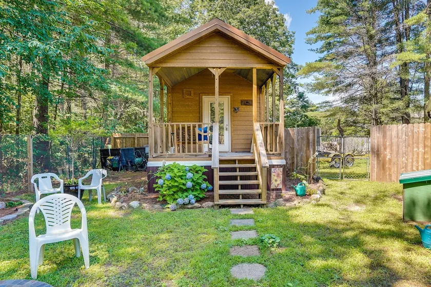 Mayfield Tiny Home w/ Porch, Walk to Beaches! - Image 1