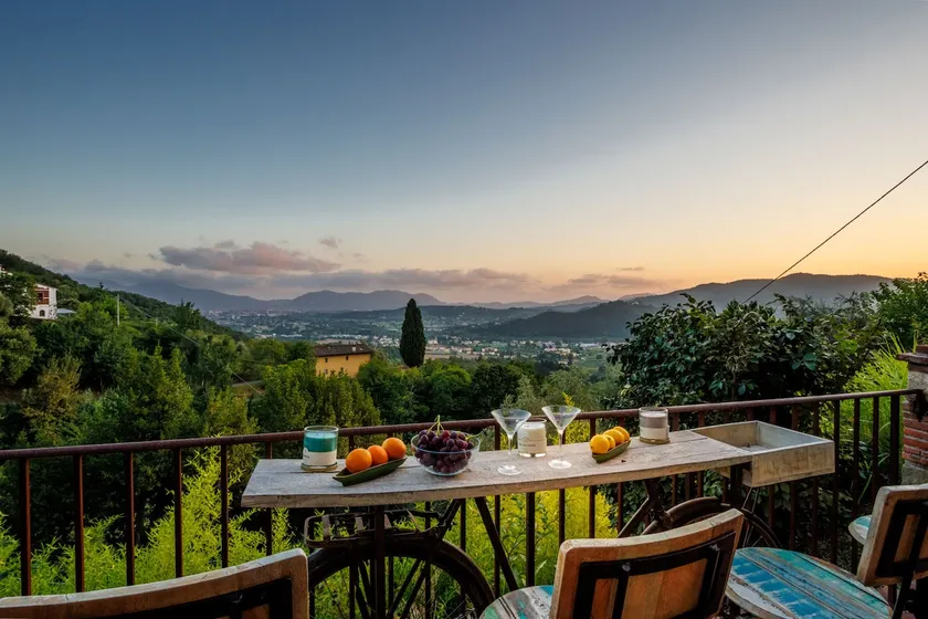 Villa Alice, panoramic stone farmhouse to sleep 10 - Image 1