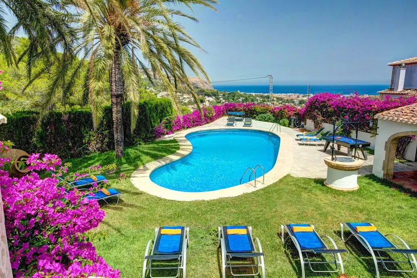 Villa Cau by Villa Plus - Image 1