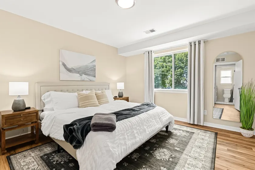 New! Cozy Upper 1BR Flat near Downtown Roseville - Image 1