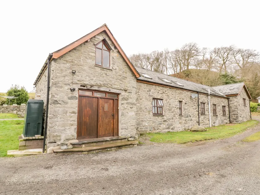 Hen Ysgubor Cottage - Image 1