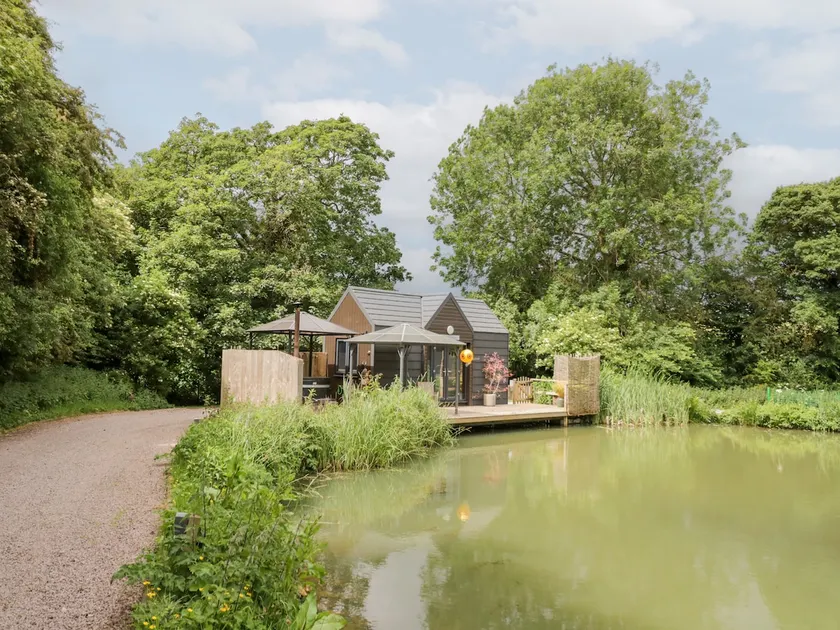Maple Lodge at Bridge Lake Farm & Fishery - Image 1