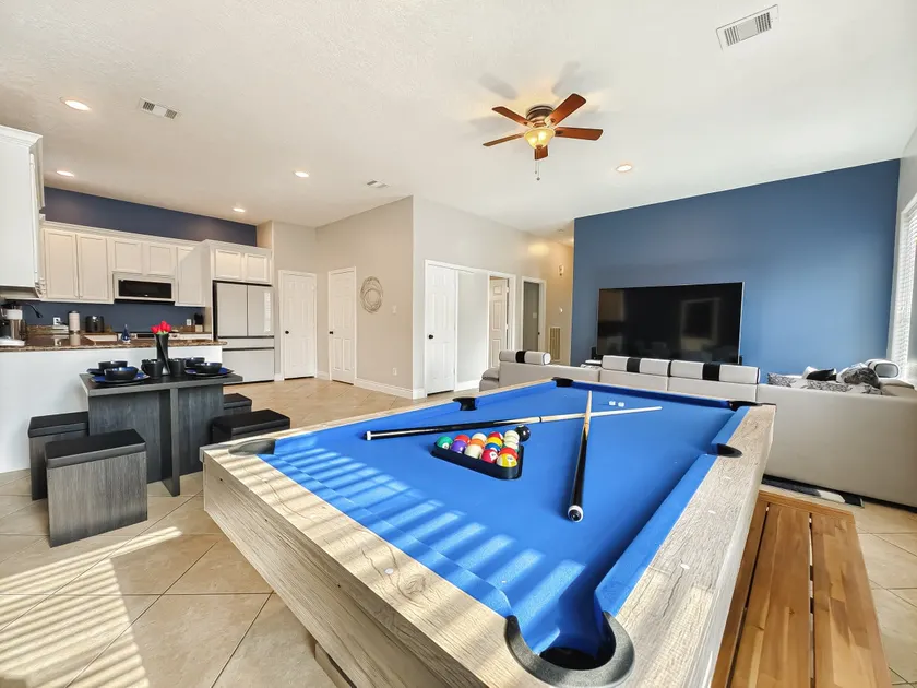 Stylish 3BR w Pool Table, BBQ, 85” TV Sleeps 10 - Image 1