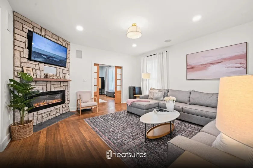 4BR for 10, Hot Tub, Near Ark, Parking - Image 1