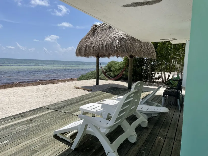 Charming Beach House directly ON the beach - Image 1