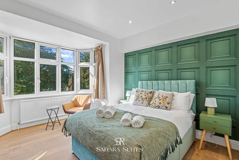 Luxury 6-BR Ensuite - Sleeps 12 - Reading Centre - Parking - Image 1