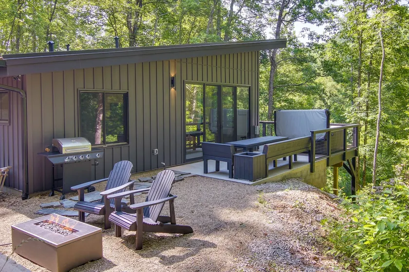 Modern Cabin w/ Hot Tub & Fire Pit in Fairview! - Image 1