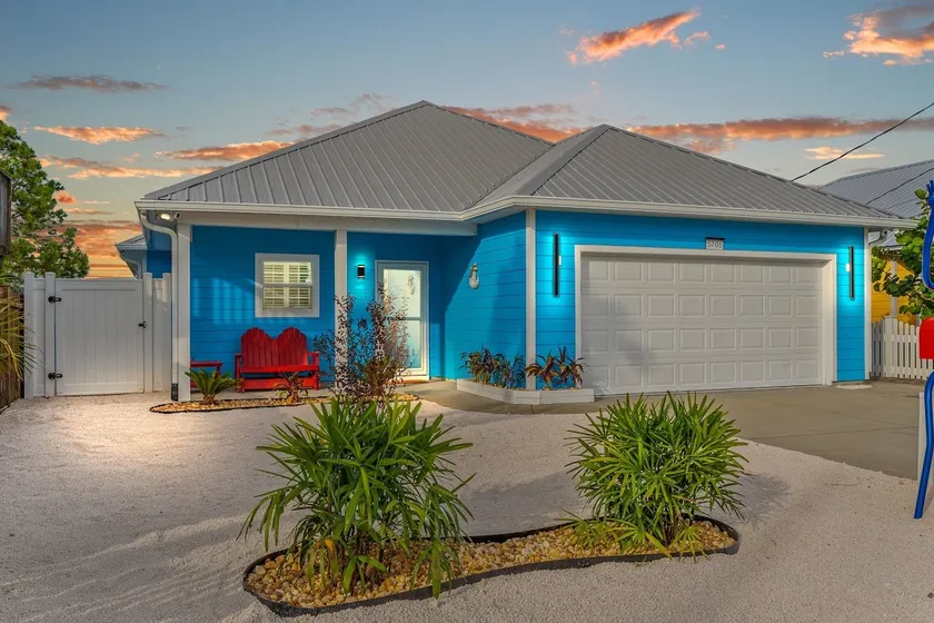 Summertime Blues 5706-3BR Home-Sleeps 11 - Image 1