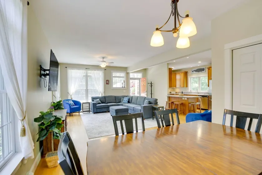 Beautiful Stay in Downtown Freeport - Image 1