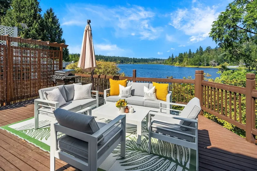 European White Castle on Lake Desire Private Dock - Image 1