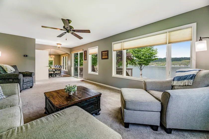 Lakefront 4BR with amazing views, dock & game room - Image 1