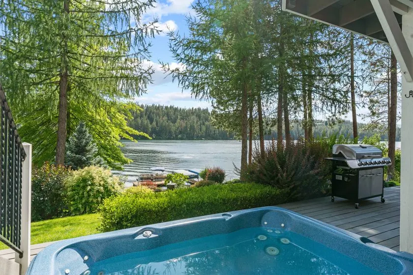 Lakefront 5BR sleeps 15 w/ hot tub, dock, yard - Image 1