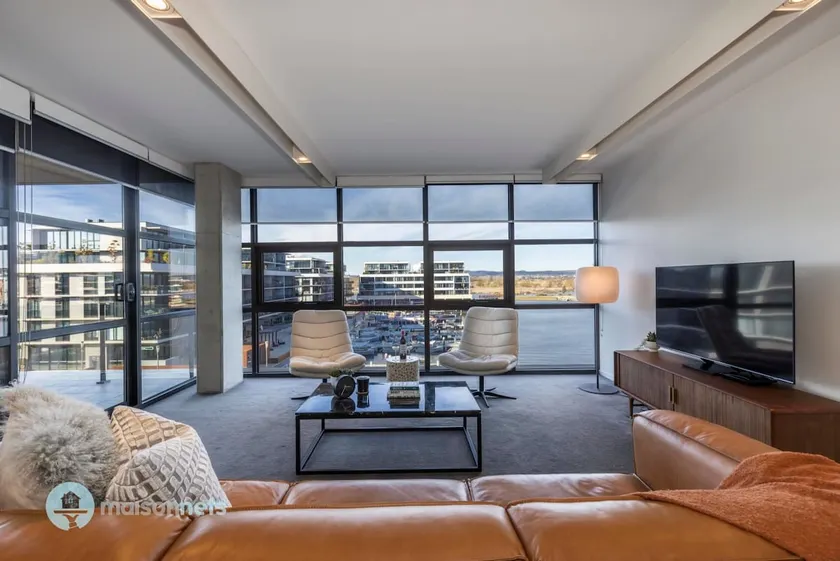 Large Modern 2 Bdrm Apt, Water Views, 2x Car Spots - Image 1