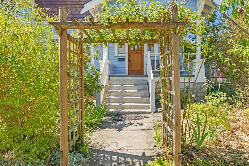 Fountain District Craftsman: Luxury Family Oasis - Image 1
